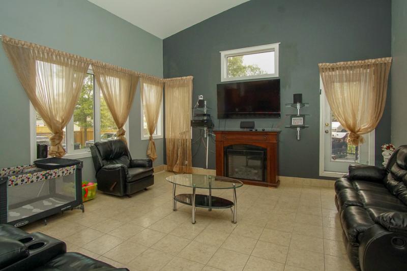 5 bdr/3 bath Lindenwoods home with POOL! Image eClassifieds4u