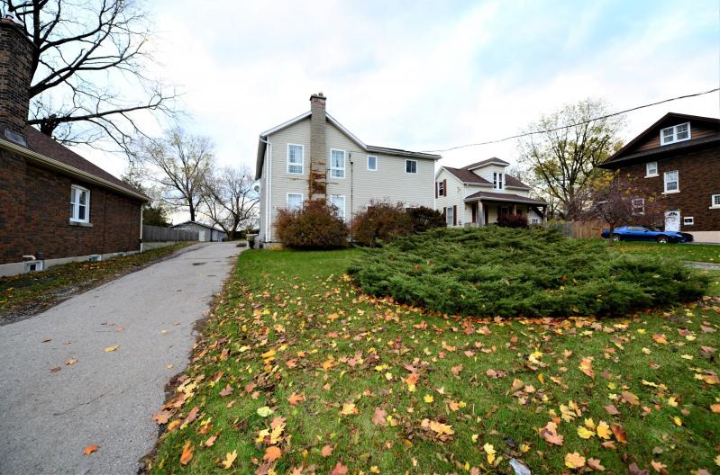Lovely bright 1 bed &den apt $1,300 plus hydro King&Ritson Oshawa Image eClassifieds4u