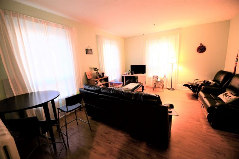 Lovely bright 1 bed &den apt $1,300 plus hydro King&Ritson Oshawa Image eClassifieds4u