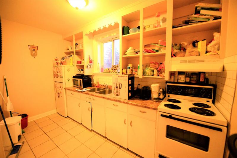 Lovely bright 1 bed &den apt $1,300 plus hydro King&Ritson Oshawa Image eClassifieds4u